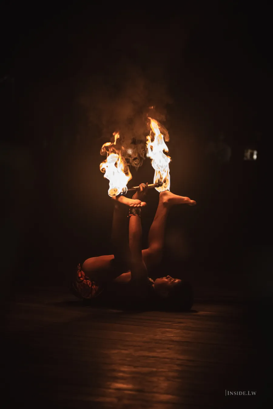 Spectacle de feu — danseuse polynésienne