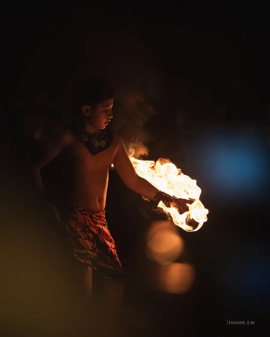 Spectacle de feu — torches en mouvement